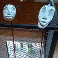 Laurent Sarpedon Sculptures galets taillés en forme de visages sur tiges métalliques XX ème – Image 3