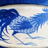 Grand plat mural en grés émaillé décoré d'un coq  par Thomas Toft Danemark XX ème – Image 2