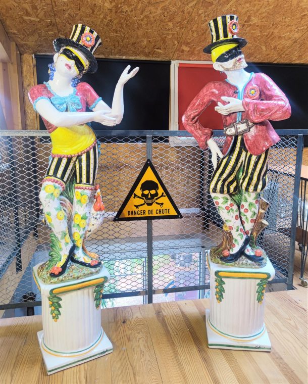 Paire de figurines d'arlequins en majolique italienne CECCARELLI du début du XXe siècle