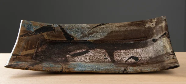 DUBUC Philippe  Important plat rectangulaire en grés émaillé  monté sur deux pieds XX ème