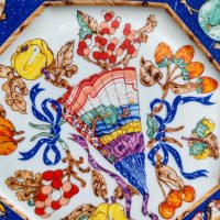 Assiette porcelaine Hermès Paris"Marqueterie de Pierres d'Orient et d'Occident" 1989 – Image 2