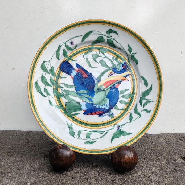 Assiette de présentation en porcelaine Hermès modèle  « Toucans » 1986