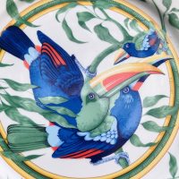 Assiette de présentation en porcelaine Hermès modèle  « Toucans » 1986 – Image 2