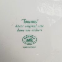 Assiette de présentation en porcelaine Hermès modèle  « Toucans » 1986 – Image 5