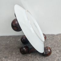 Assiette de présentation en porcelaine Hermès modèle  « Toucans » 1986 – Image 4