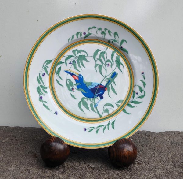Assiette plate en porcelaine Hermès « Toucans »  1980 – 1989