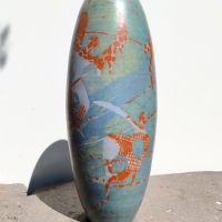 Vase tubulaire  Sophie COMBRES (1960-2006)en céramique émaillée  à décor de funambules de danseuses stylisées – Image 2