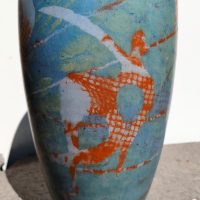 Vase tubulaire  Sophie COMBRES (1960-2006)en céramique émaillée  à décor de funambules de danseuses stylisées – Image 4