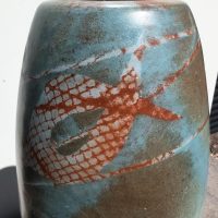 Vase tubulaire  Sophie COMBRES (1960-2006)en céramique émaillée  à décor de funambules de danseuses stylisées – Image 5