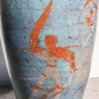 Vase tubulaire  Sophie COMBRES (1960-2006)en céramique émaillée  à décor de funambules de danseuses stylisées – Image 6