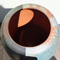 Vase tubulaire  Sophie COMBRES (1960-2006)en céramique émaillée  à décor de funambules de danseuses stylisées – Image 8