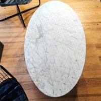 Table basse ovale pied en métal chromé  fût central plateau marbre blanc attribuée à FLORENCE Knoll Travail pour Roche et Bobois – Image 4