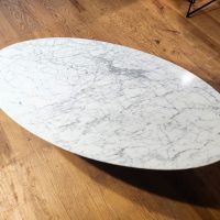 Table basse ovale pied en métal chromé  fût central plateau marbre blanc attribuée à FLORENCE Knoll Travail pour Roche et Bobois – Image 7