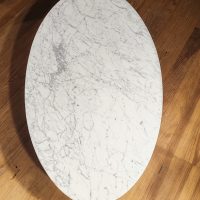 Table basse ovale pied en métal chromé  fût central plateau marbre blanc attribuée à FLORENCE Knoll Travail pour Roche et Bobois – Image 6