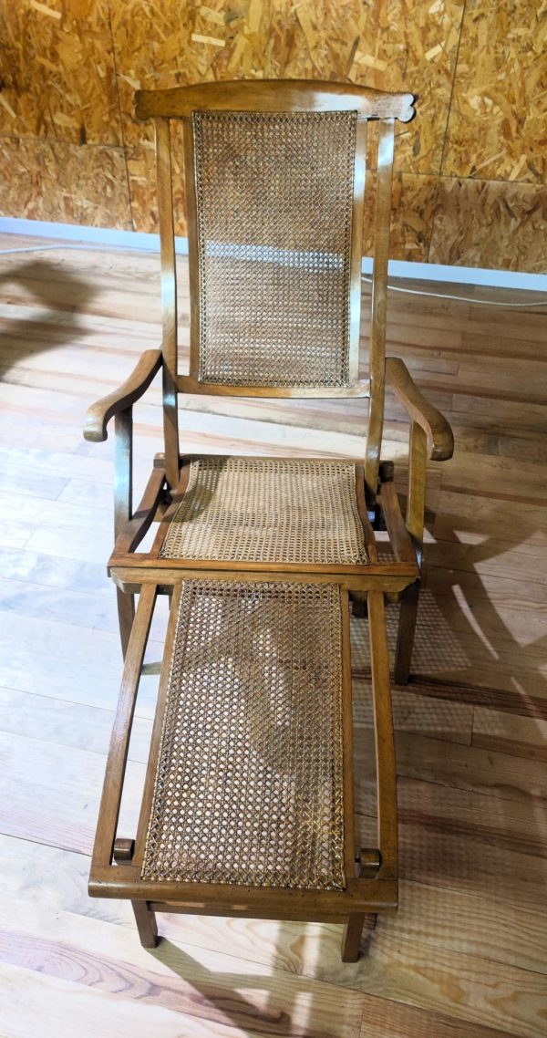Chaise longue dite de paquebot en bois naturel garniture à fond de canne