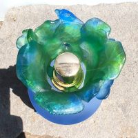 DAUM France LAMPE BERGER du centenaire en pâte de verre dans les tons "vert et bleu" à motif floral "1998" – Image 6