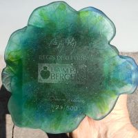 DAUM France LAMPE BERGER du centenaire en pâte de verre dans les tons "vert et bleu" à motif floral "1998" – Image 8