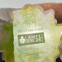 DAUM France LAMPE BERGER  en pâte de verre dans les tons "rose blanc et vert" à motif floral "2000" – Image 9