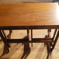 Table gigogne à roulettes desserte "Tristor"  en teck des  années 1960/70 par McIntosh. – Image 2