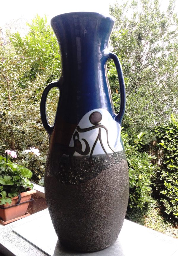 THOMAS BUXO Très grand vase  en céramique deux poignées décalées Décor espagnol avec taureau XX ème