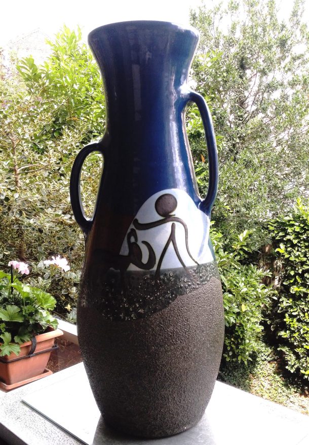 THOMAS BUXO Très grand vase  en céramique deux poignées décalées Décor espagnol avec taureau XX ème