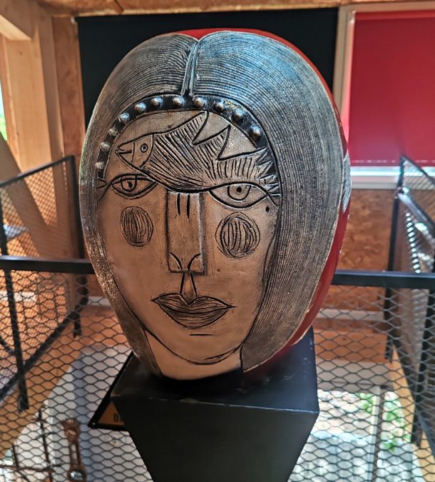Corneille 1922-2010 grand vase en céramique rouge visage incisée de femme et d'un oiseau 1999