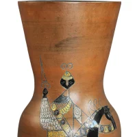 JEAN DE LESPINASSE Grand vase en faïence décor de cavaliers en armures et de chevaux caparaçonnés vers 1960 – Image 3