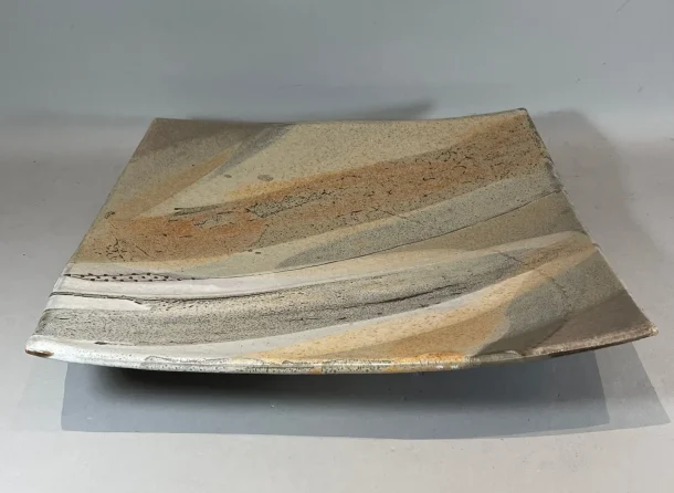 Annie d'Oréfice  -Grand plat carré de forme libre en grés émaillé à décor discret de kintsugi XX ème