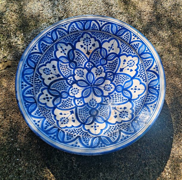 Grand plat coupe sur pied en céramique artisanale de Ahmed Serghini Maroc