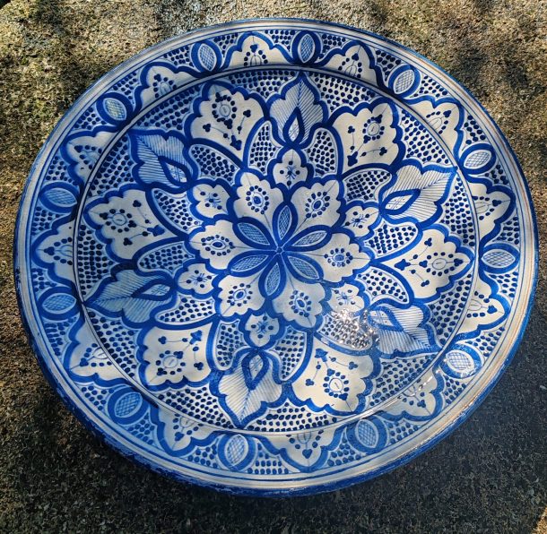 Grand plat coupe sur pied en céramique émaillée de  Ahmed Serghini Maroc  XXème