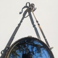 Miroir circulaire de style brutaliste en fer forgé maintenu par deux bras et un anneau France Circa 1950/60 – Image 3