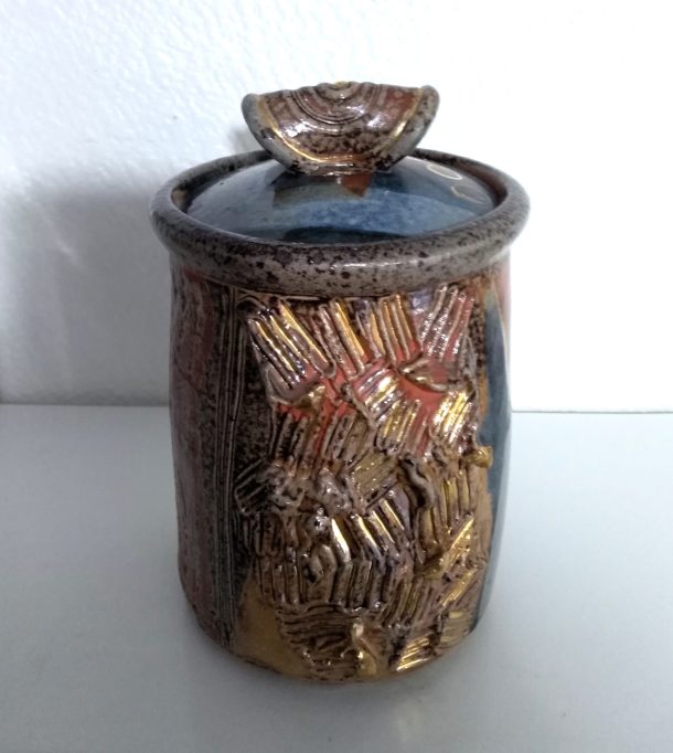 Suzy ATKINS (1941) Atelier du DON du FEL Pot couvert en céramique émaillée réhaut à l'or fin XX ème