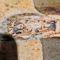 Annie d'Oréfice  -Grand plat carré de forme libre en grés émaillé à décor discret de kintsugi XX ème – Image 2