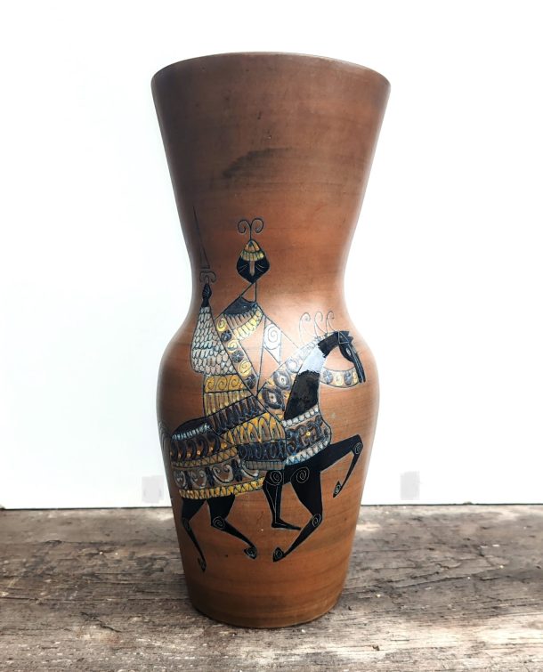 JEAN DE LESPINASSE Grand vase faïence décor de cavaliers en armures et chevaux caparaçonnés vers 1960