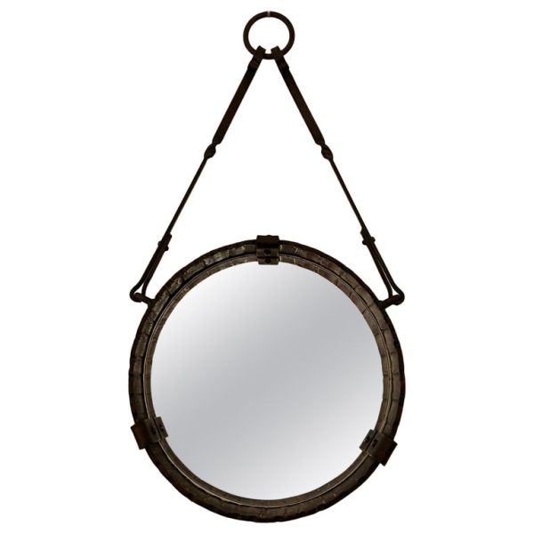 Miroir circulaire de style brutaliste en fer forgé maintenu par deux bras et un anneau France Circa 1950/60