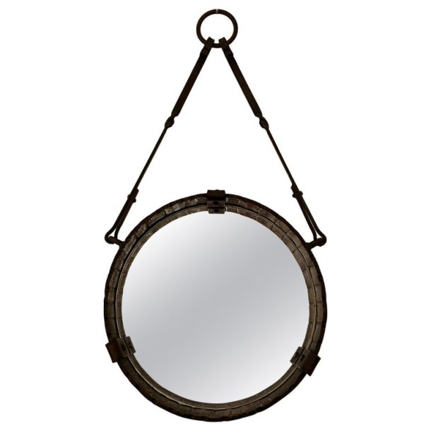 Miroir circulaire de style brutaliste en fer forgé maintenu par deux bras et un anneau France Circa 1950/60