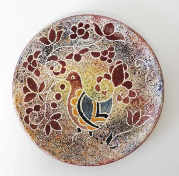 Bernard BUFFFAT XX/XXI Assiette en faïence forme circulaire décor graffité d'un oiseau et branches fleuries