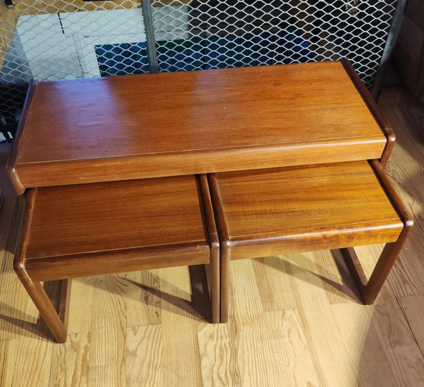 Table basse en teck avec deux tables d'appoint type gigogne   milieu du XXe siècle.