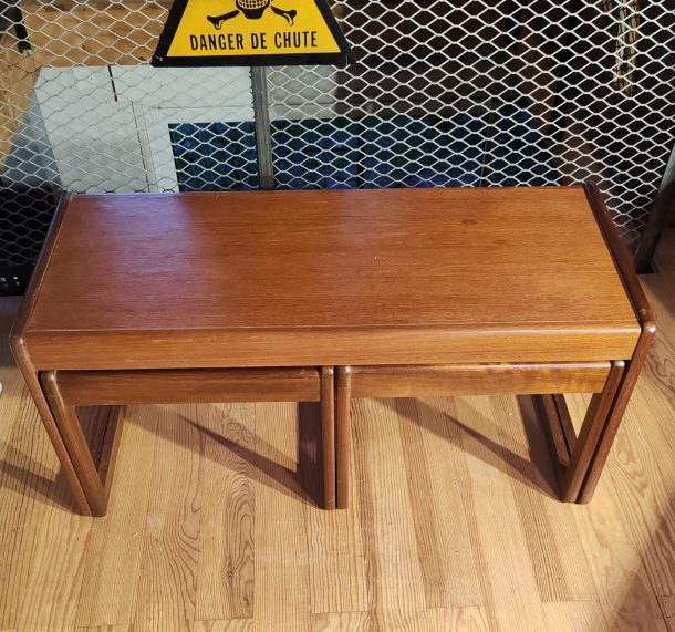 Table basse en teck avec deux tables d'appoint type gigogne   milieu du XXe siècle.