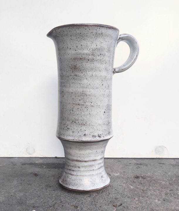 Michel ANASSE  Grand Pichet / Vase en grès émaillé blanc sur fond brun vers 1965