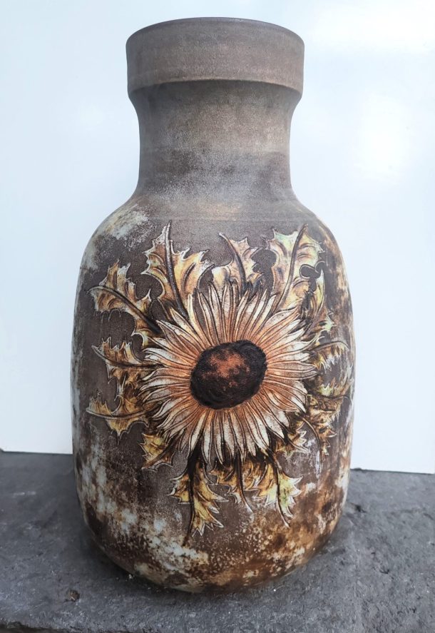 Kostanda Alexandre grand vase en terre rouge de Vallauris émaillé polychrome décor scarifié et incisé de fleurs