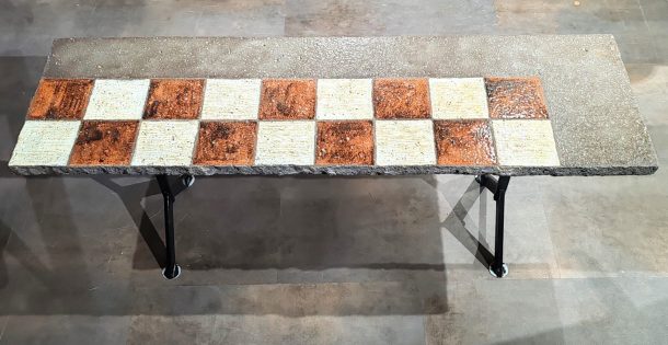 Table basse ou d'appoint de style« brutaliste » des années 60 plateau en pierre de lave émaillée