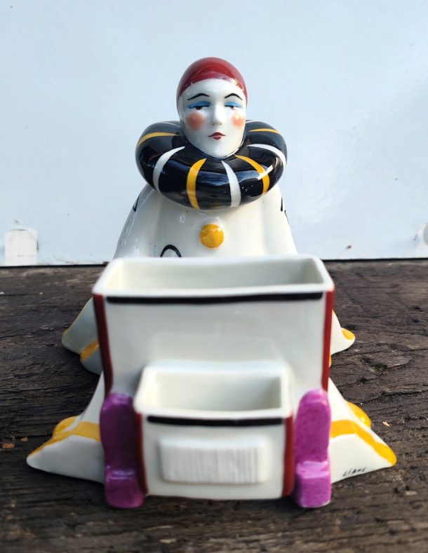 Henri Delcourt Service pyrogène en porcelaine polychrome représentant un Pierrot assis vers 1930