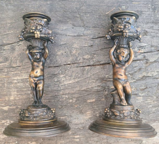 Paire de chandeliers bougeoirs Putti en bronze patiné de Ferdinand Barbedienne XIXe siècle