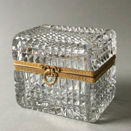 Petit coffret boîte en cristal taillé bronze doré fleurs couronne fin XIX Début XX ème