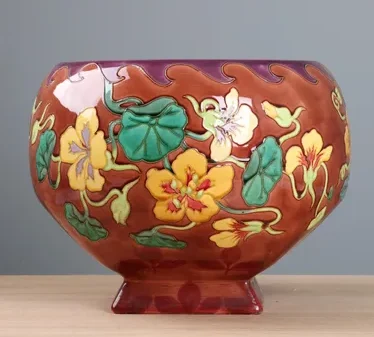 LONGCHAMP  Grand cache pot  jardinière de forme  cylindrique pied douche à section  carrée vers 1900