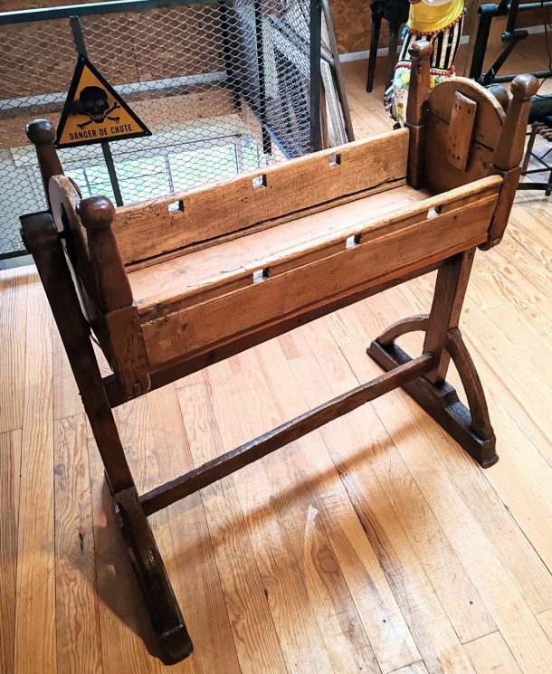 Berceau ancien à balancier en bois massif milieu du XIX ème siècle