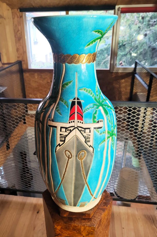 DANILLO CURETTI "LONGWY"  Vase exceptionnel de forme balustre en faience émaillée "Miami mon Amour" XX ème