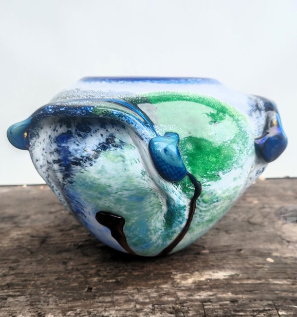 Alda Loumani Grand vase en verre soufflé multicouche à coulures vertes bleues et blanches 1988