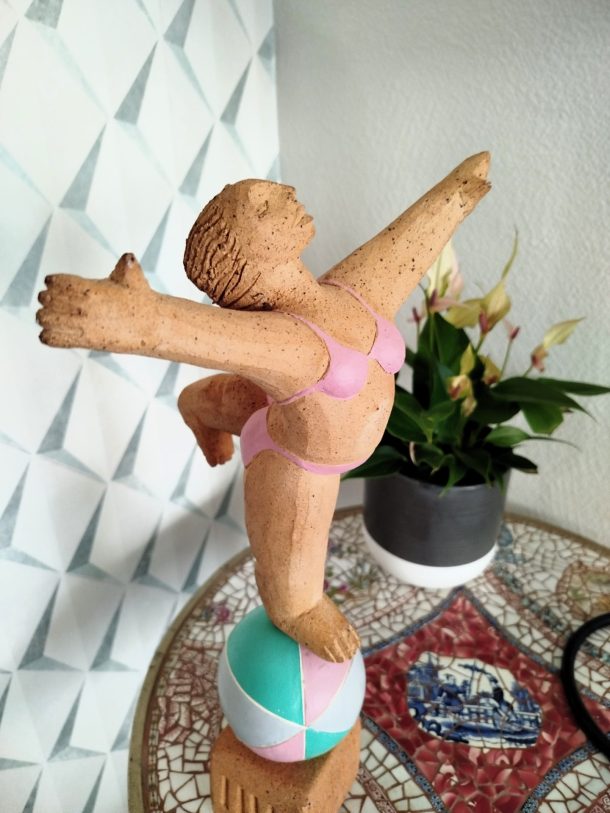 Daphné Corregan sculpture baigneuse en terre Chamottée sur un ballon XX ème